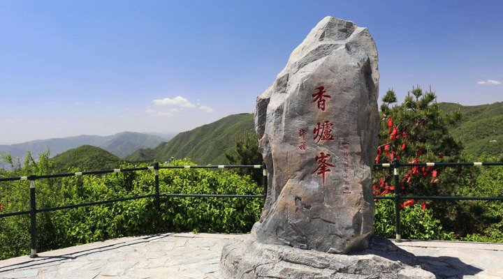 你只需要爬一小段上山路登上至高的万春亭,就能看到北京城市的全景.
