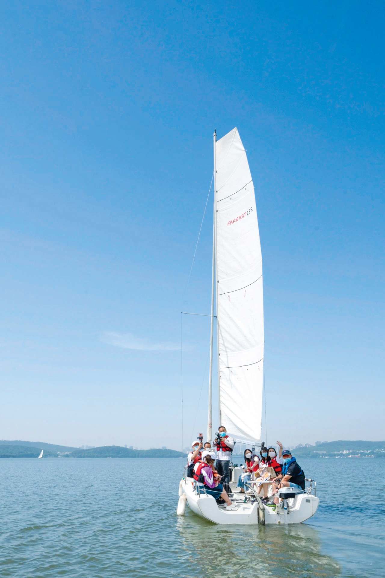 33平方公里的水域有太多玩法,游客在东湖帆船公园里扬帆起航.