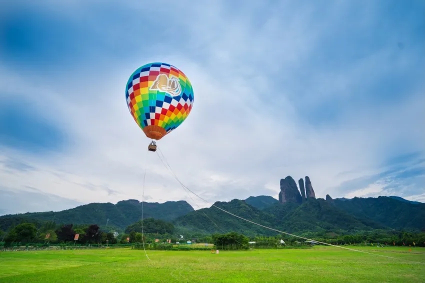 导游乘坐热气球,带大家从60米高空领略不一样的江郎山,难得一见哦!