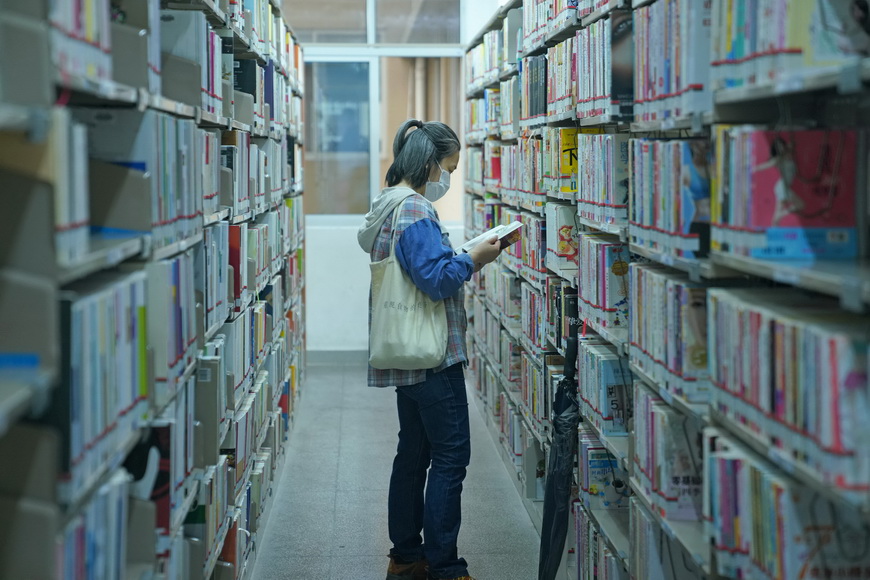 读者在广东省立中山图书馆看书