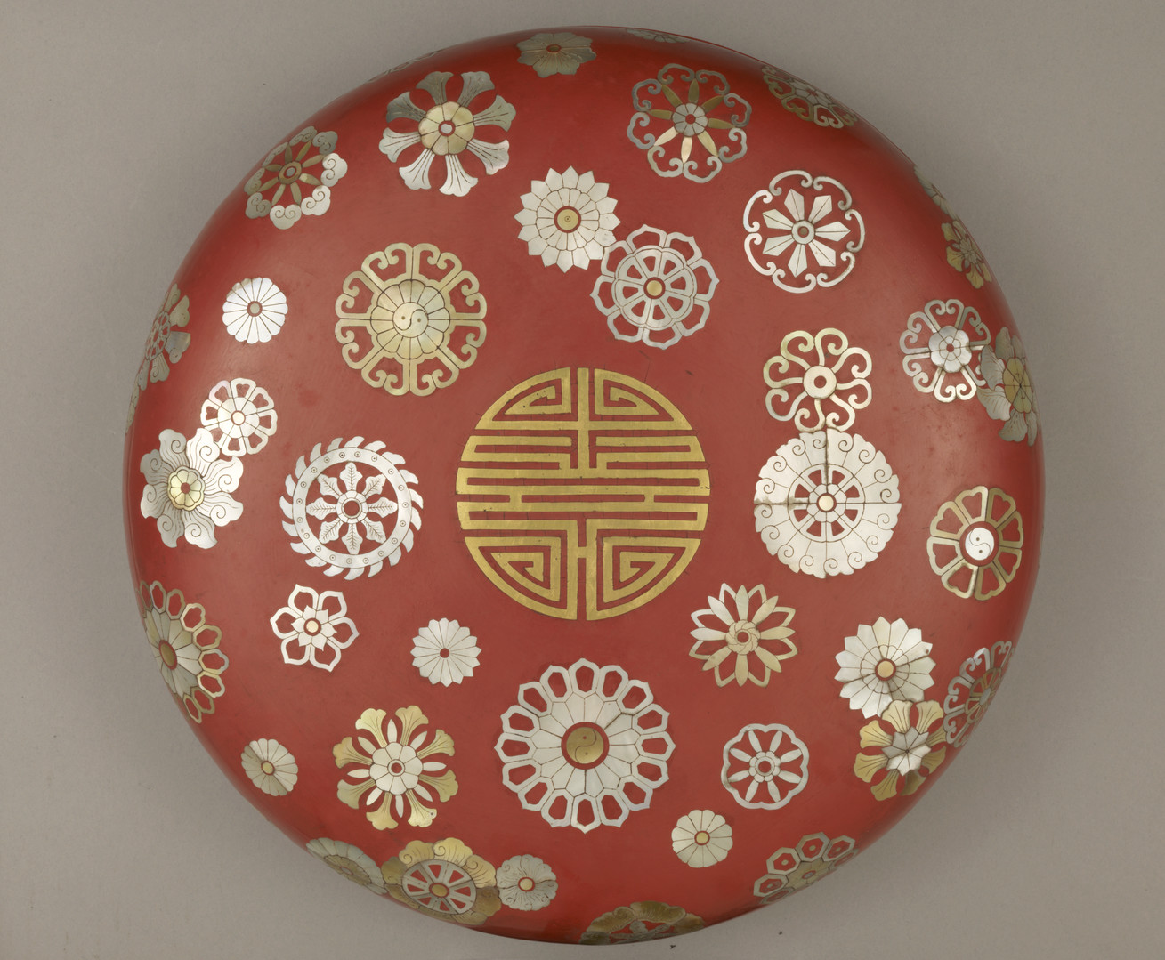 剔红双层牡丹纹圆盘 - 故宫博物院